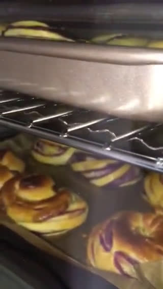 Foto langkah ke 7 dari resep Roti ubi ungu.