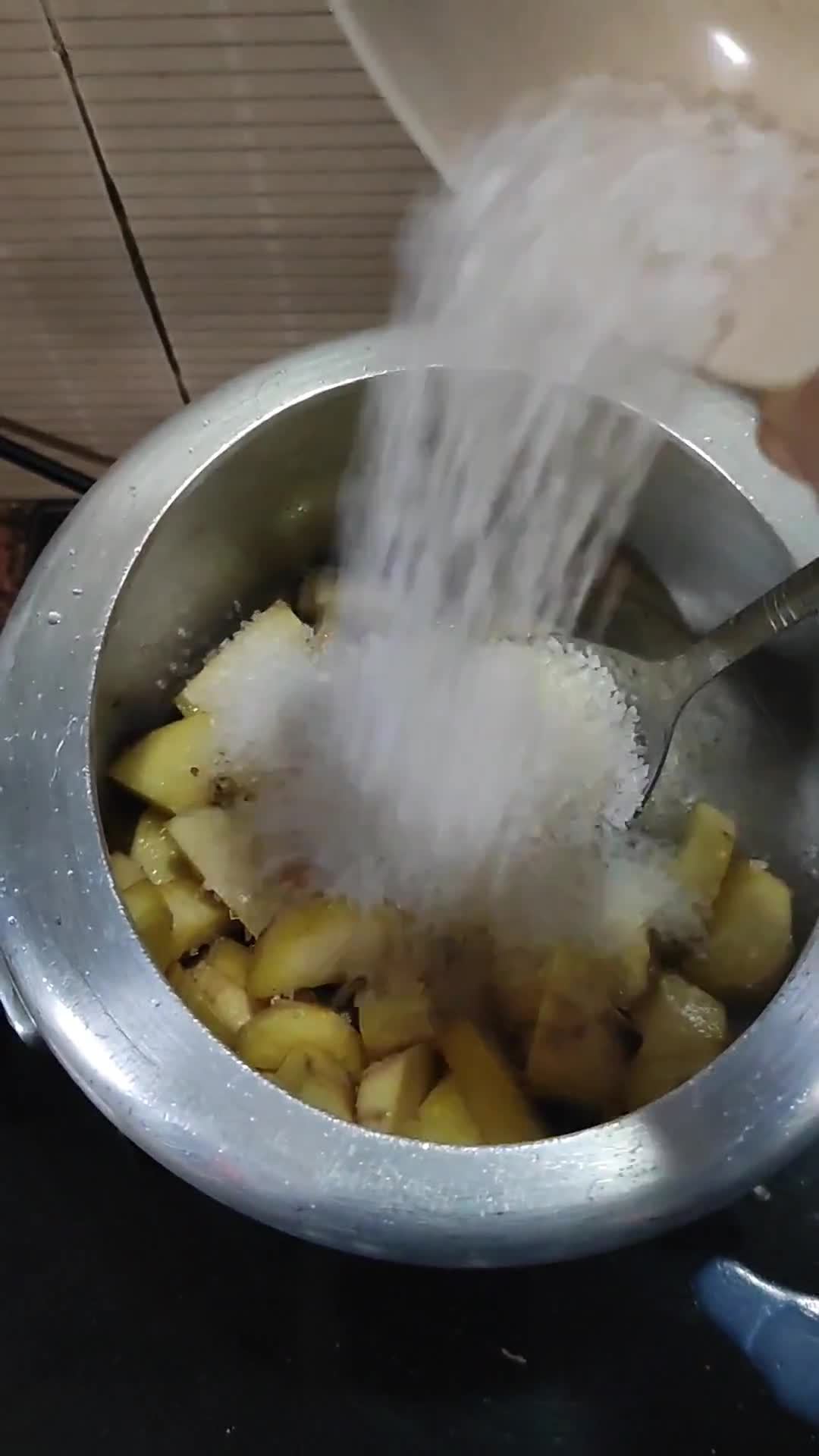 ङ्राईफ्रूटस स्वीट पोटैटो (Dryfruits sweet potato recipe in hindi) रेसिपी चरण 2 फोटो
