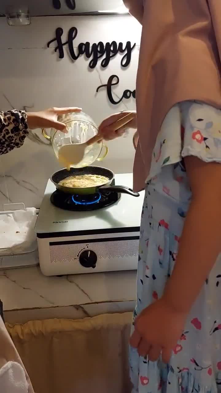 Foto langkah ke 4 dari resep Pizza Nasi Teflon.