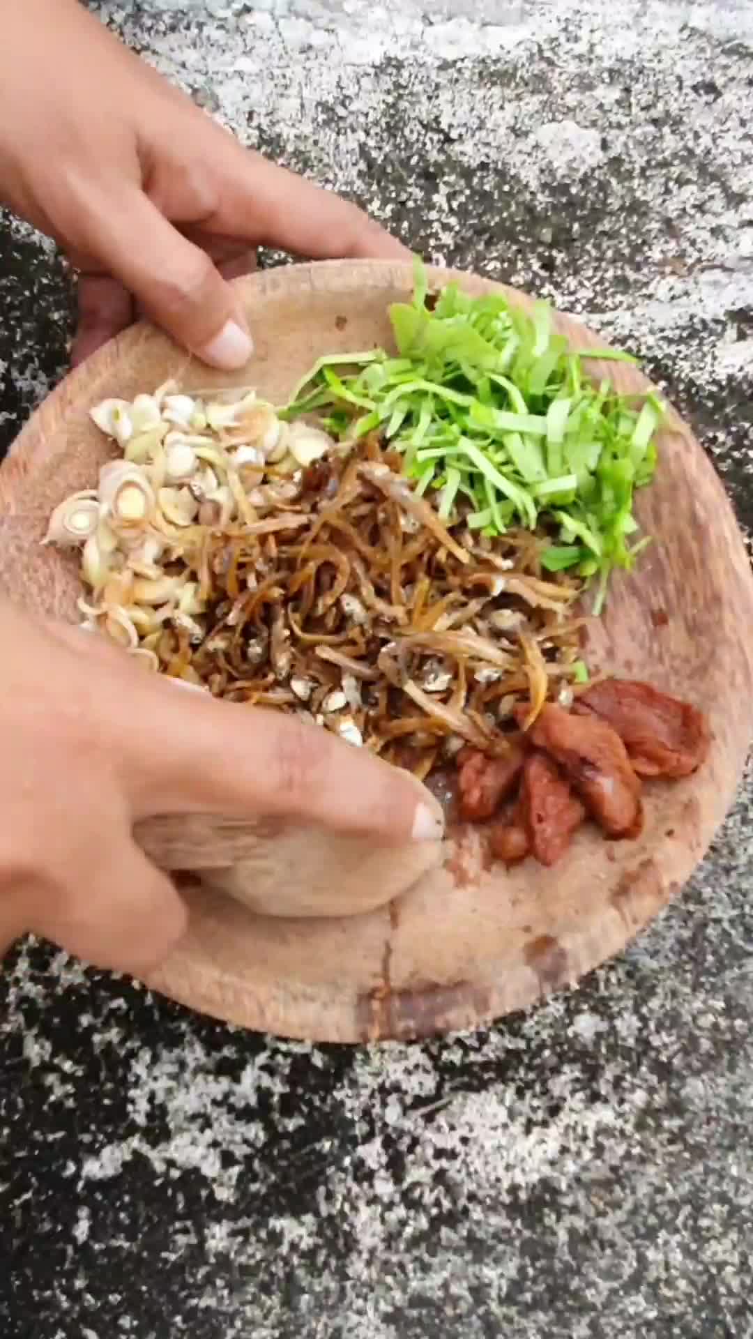 Foto langkah ke 2 dari resep Sambai Kareng Khas Aceh (Sambal Teri).