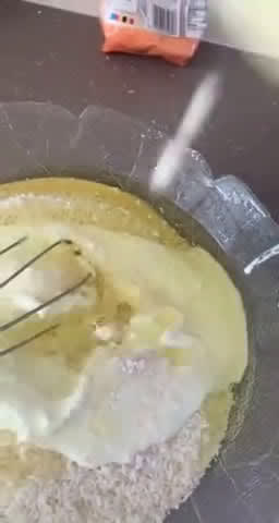 صورة لخطوة 2 من وصفة بسبوسه محشيه بالقشطه
