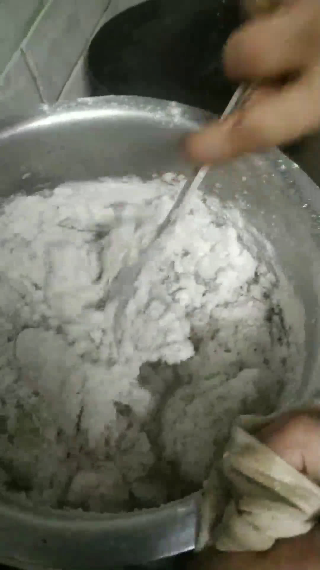 नारळाच्या दुधाच्या रसातील तांदळाचे शिरवळे (tandalache shirvale recipe in marathi) रेसिपी स्टेप 4 फोटो 