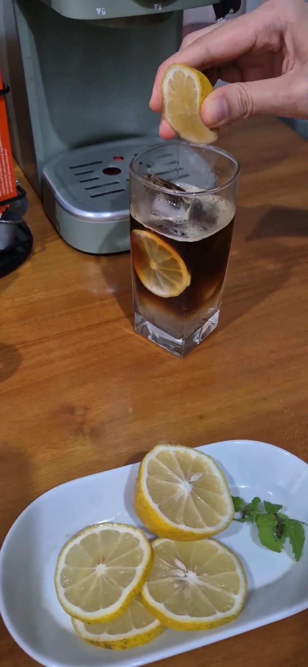 Foto langkah ke 3 dari resep Lemon Sparkling Coffee.