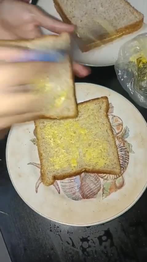 Foto langkah ke 1 dari resep Hongkong Bread Toast.