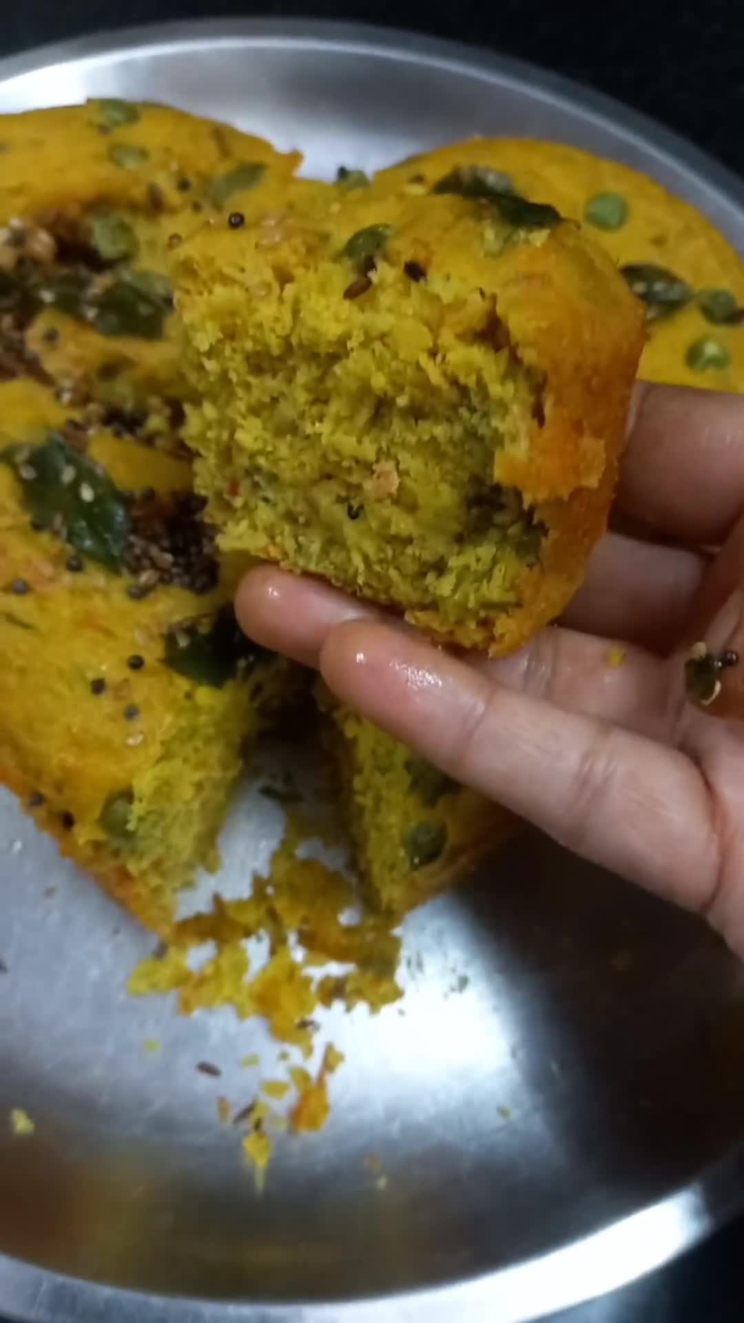 सेवरी वेज केक हांडवो (Sevari Veg Cake Handavo recipe in hindi) रेसिपी चरण 10 फोटो