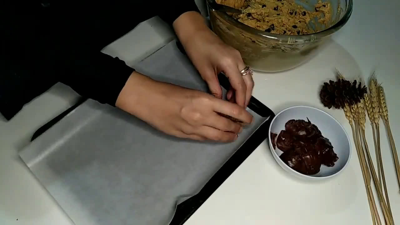 Foto langkah ke 4 dari resep Chocolate chips crunchy tanpa mixer / kue coklat kriuk.