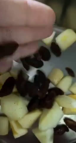 صورة لخطوة 3 من وصفة شوربه الكمثري والزبيب