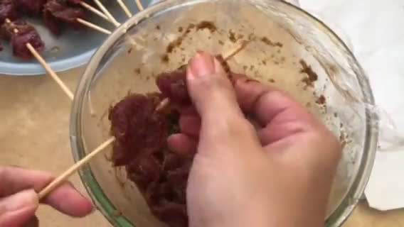 Foto langkah ke 3 dari resep 439. Sate Maranggi Trik Metode Memotong ala Chef Devina #SemuaAdhadiCookpad.