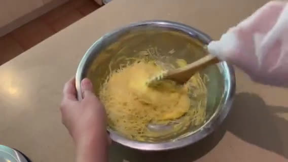 Foto langkah ke 2 dari resep Kue Sagu Keju Lumer.