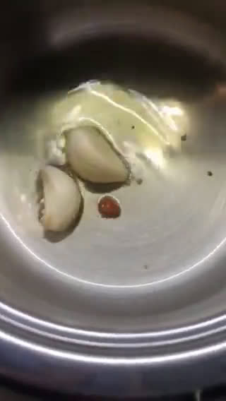 Foto del passaggio 2 della ricetta “Maccheroni”. Spaghetti al sugo di basilico