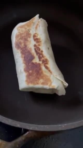 Gambar langkah 3 resipi Simple chicken tortilla wraps.