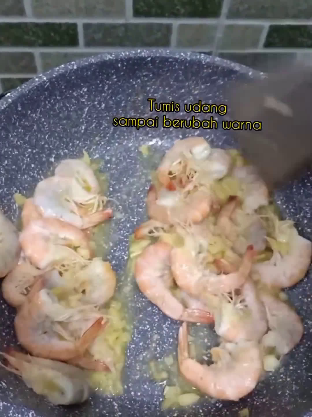 Foto langkah ke 3 dari resep Spicy Garlic Shrimp Spaghetti.