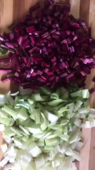 Foto del paso 1 de la receta: Guarnición de tallos de acelga y betarraga