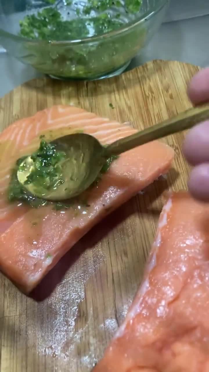 Foto del paso 3 de la receta: "Salmón a la mexicana con vinagreta de cilantro"
