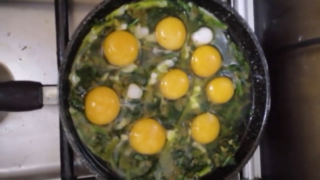 صورة لخطوة 3 من وصفة بيض بالسبانخ وزيت الزيتون🍳🌿