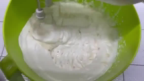 Foto del passaggio 5 della ricetta Cheesecake al basilico, limone e miele con yogurt, pinoli e morette di rovo