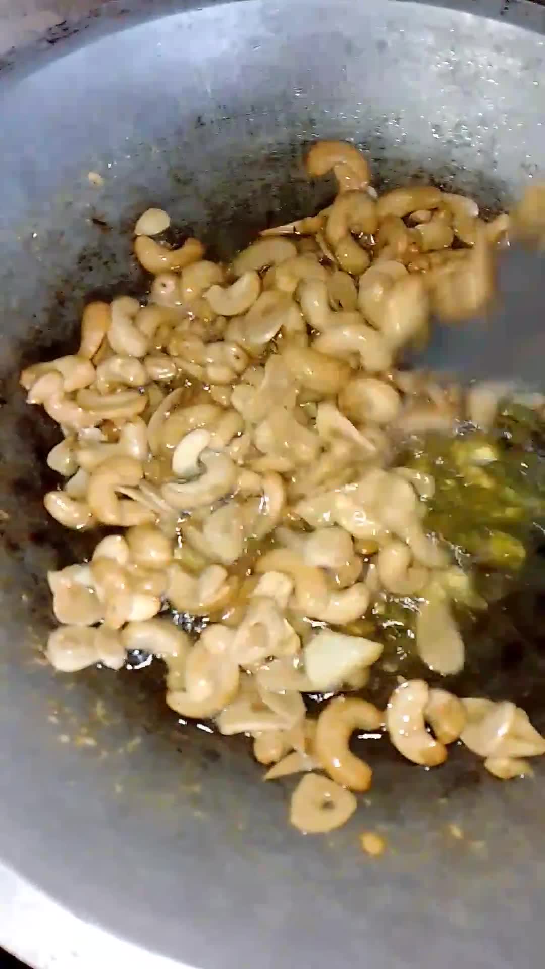 Foto langkah ke 3 dari resep Kacang Mede Goreng.