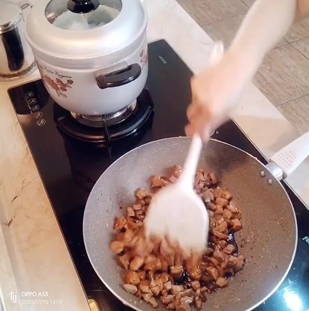 Foto langkah ke 3 dari resep Kwetiau Rebus Daging Jamur.