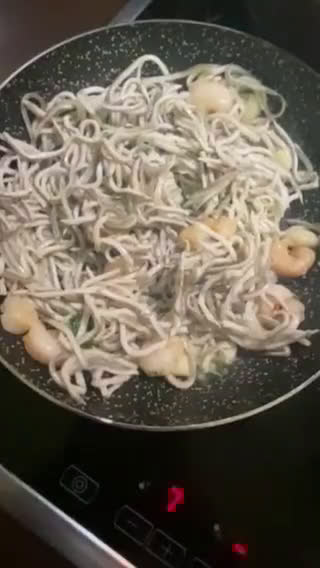 Foto del paso 4 de la receta: Patatas rellenas de gulas con gambas