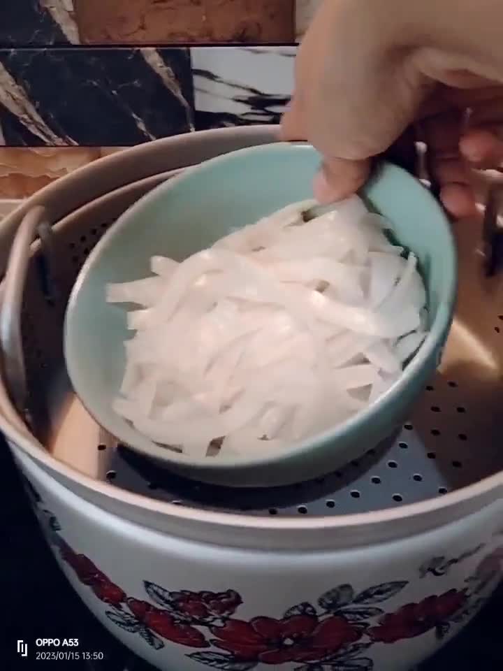 Foto langkah ke 8 dari resep Kwetiau Rebus Daging Jamur.