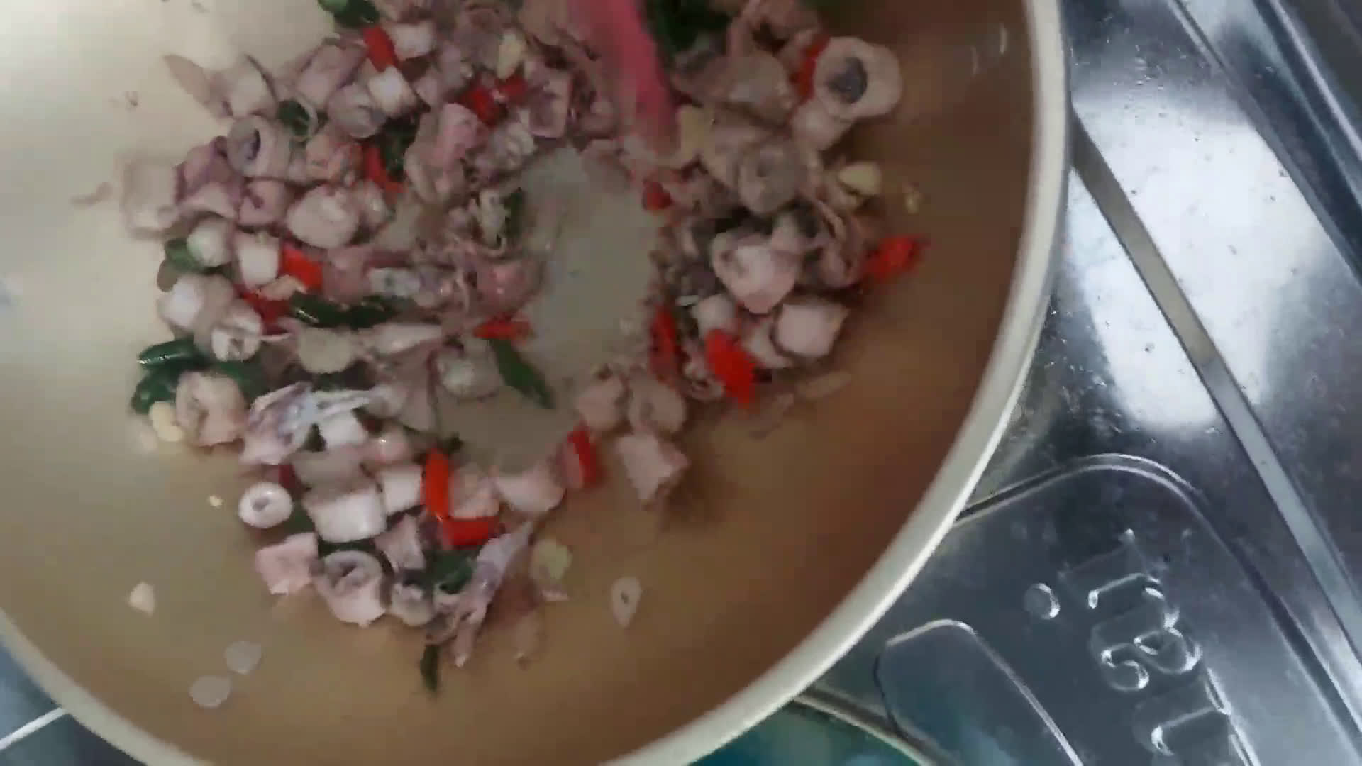 Foto langkah ke 6 dari resep Tumis Cumi Asin Pelangi.