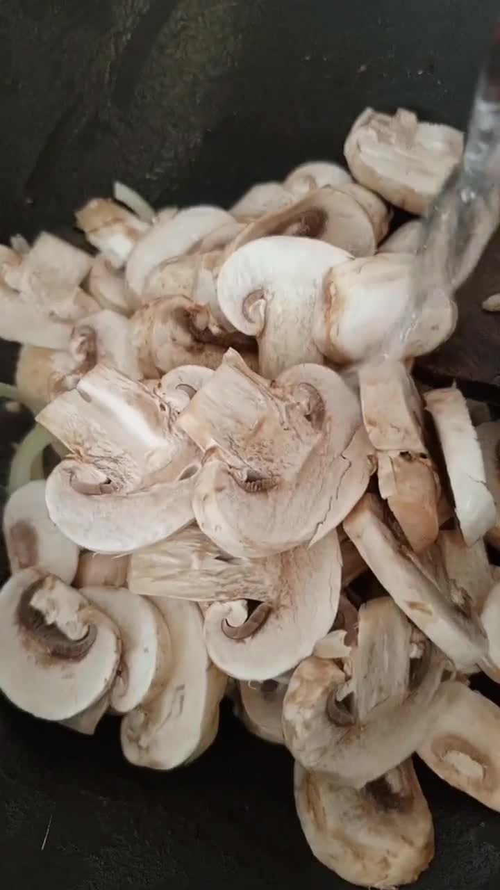 Foto langkah ke 3 dari resep Tumis Sawi Jamur Kancing.