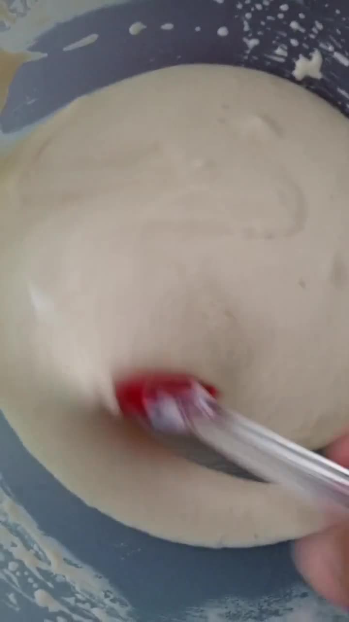 Foto langkah ke 3 dari resep Cheesy Strawberry Pandan Dessert Box.