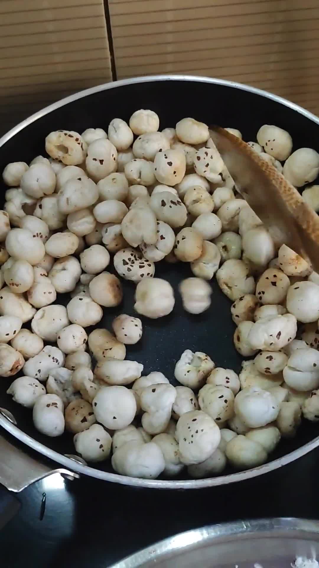 गोंद मक़्का आटा लङ्डू (Gond makka aata laddu recipe in Hindi) रेसिपी चरण 1 फोटो