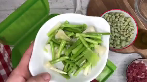 Foto del paso 2 de la receta: Habas con jamón y ajetes en Lékué al microondas