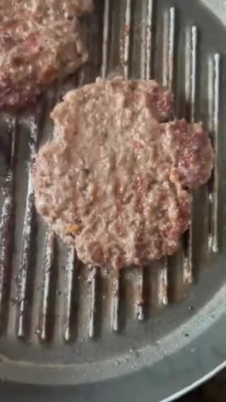 صورة لخطوة 2 من وصفة سندوتش برجر اللحم