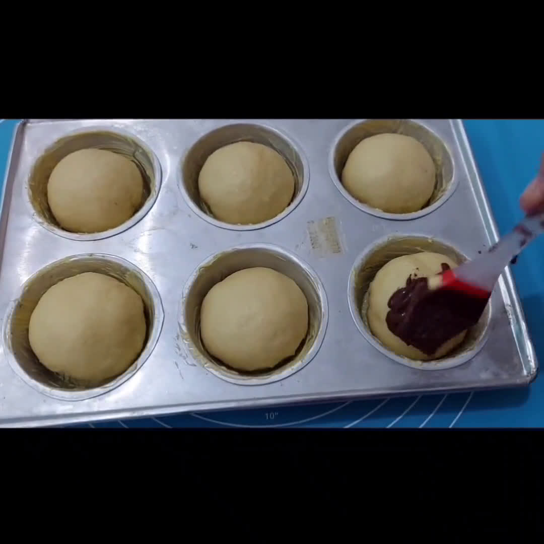 Foto langkah ke 3 dari resep Roti Isi Cokelat Motif Jamur.