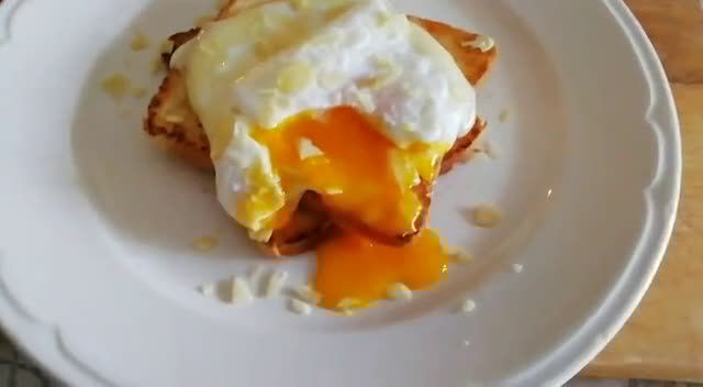 Foto del passaggio 4 della ricetta Uova in camicia con pane tostato e formaggio sciolto
