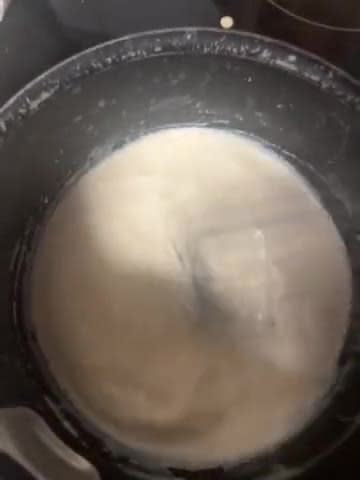 Une image de l'étape 1 de Feuilleté saumon béchamel aux épinards.