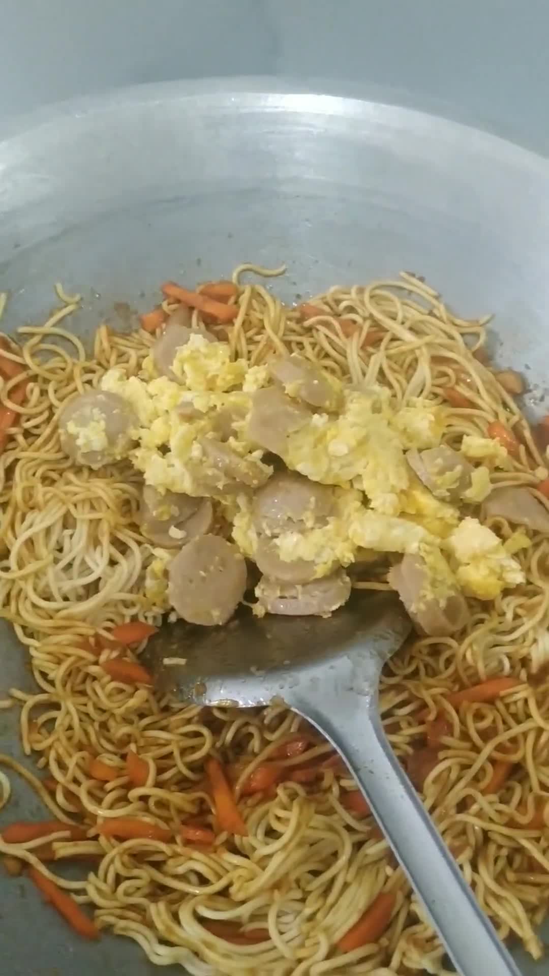 Foto langkah ke 3 dari resep Mie Goreng Simple ala D'Raraz.