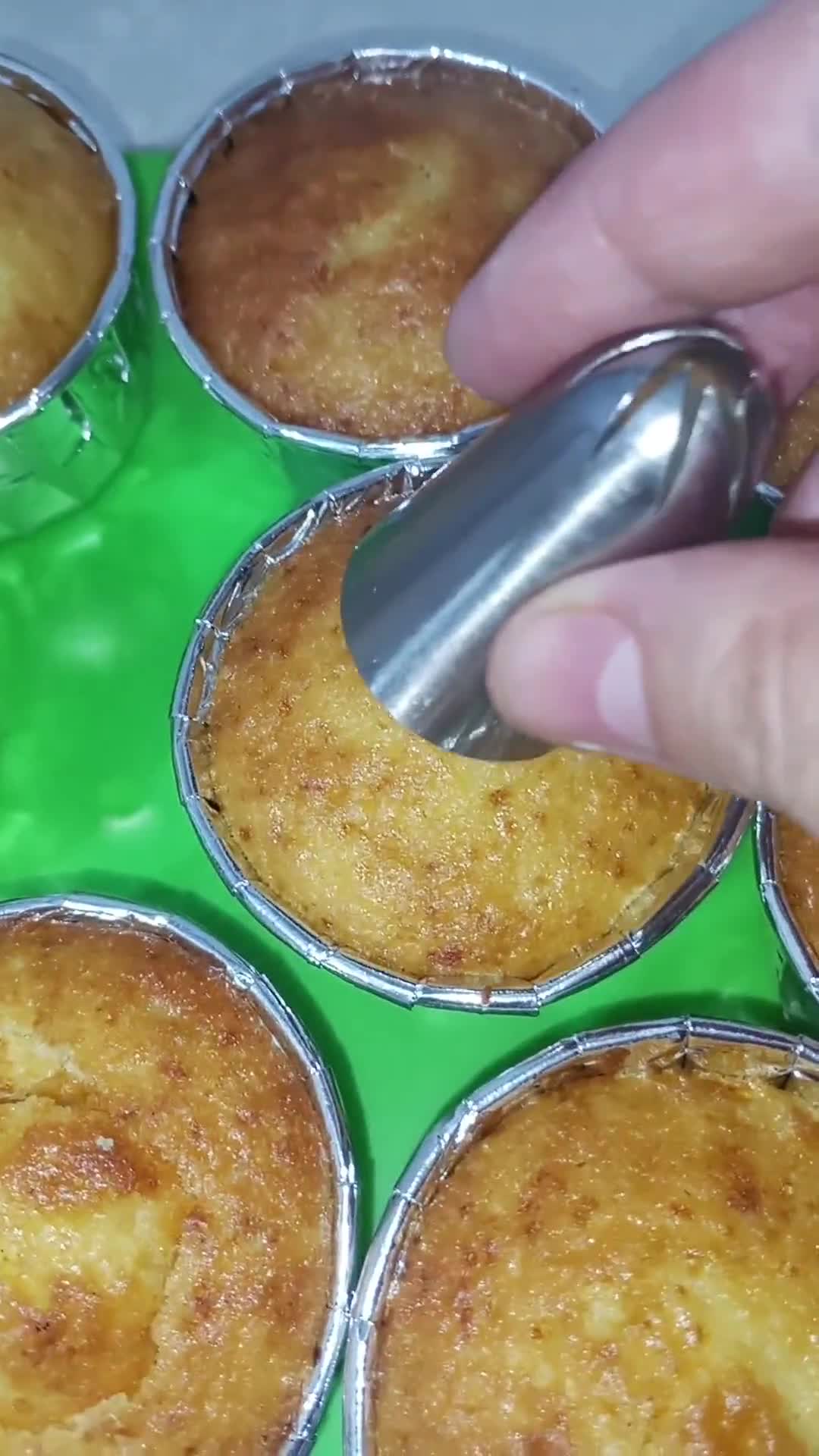 صورة لخطوة 3 من وصفة كاب كيك بذوق الفراولة 🧁🍓