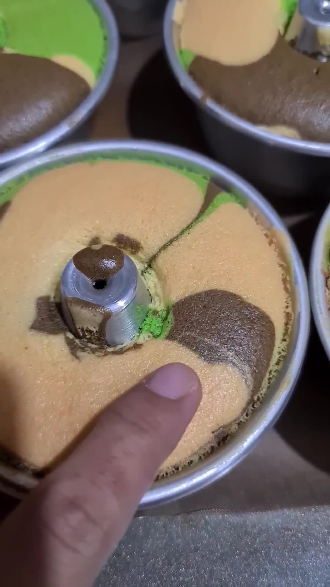 Foto langkah ke 11 dari resep Camouflage Chiffon Cake.