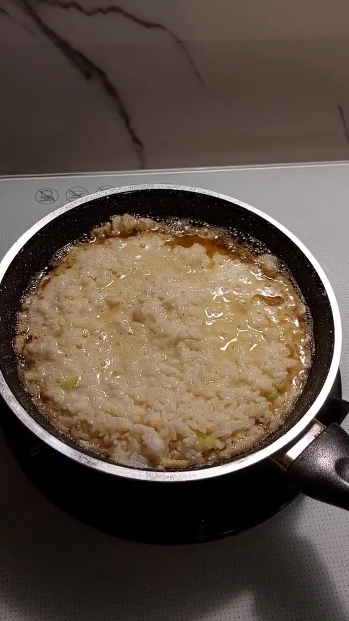 Foto langkah ke 4 dari resep Pizza Nasi Teflon.