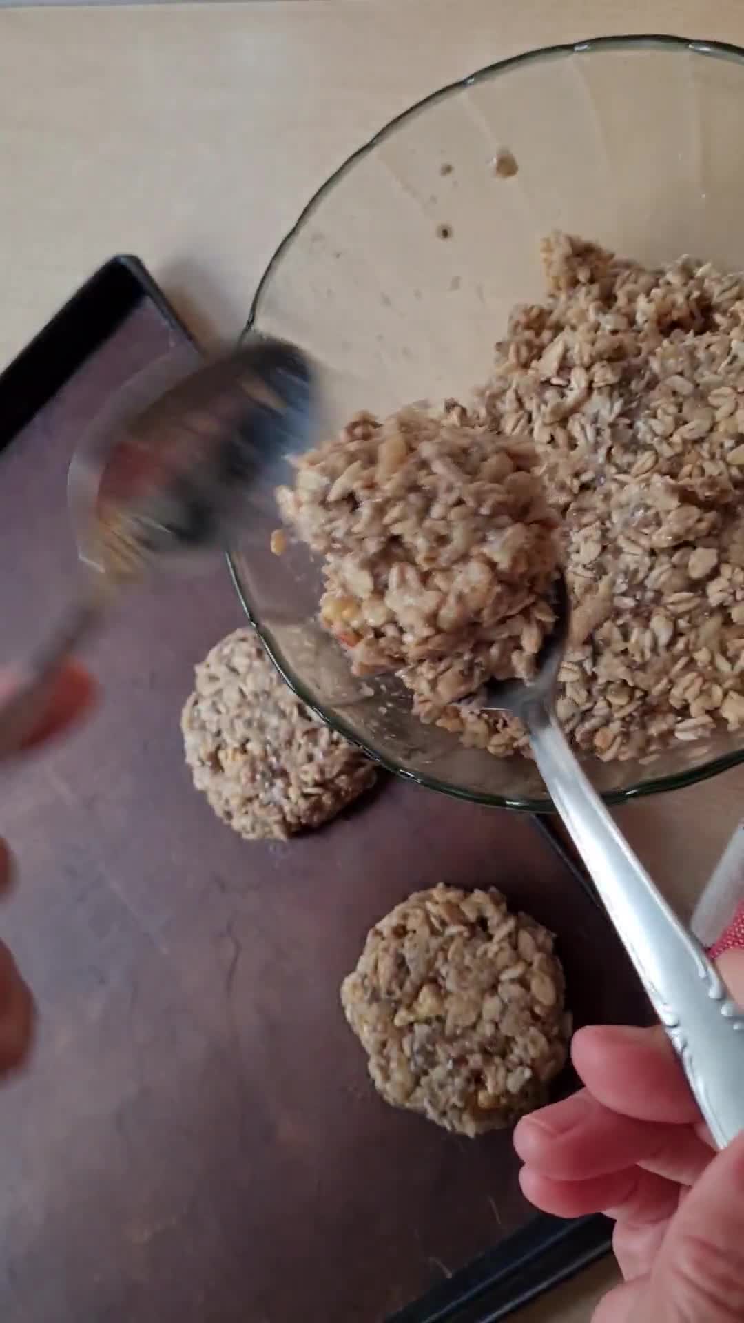 Foto del paso 2 de la receta: Galletas de avena y manzana sin azúcares agregados ni edulcorantes 🍎 veganas