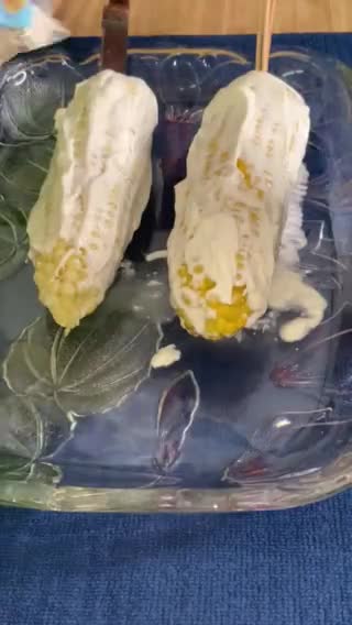 Foto del paso 3 de la receta: Elotes con Queso y Crema #lacoinadeconsuelo #saboraMexico