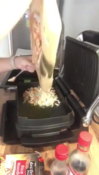 Une image de l'étape 1 de Nouilles de riz aux légumes et yakitori.