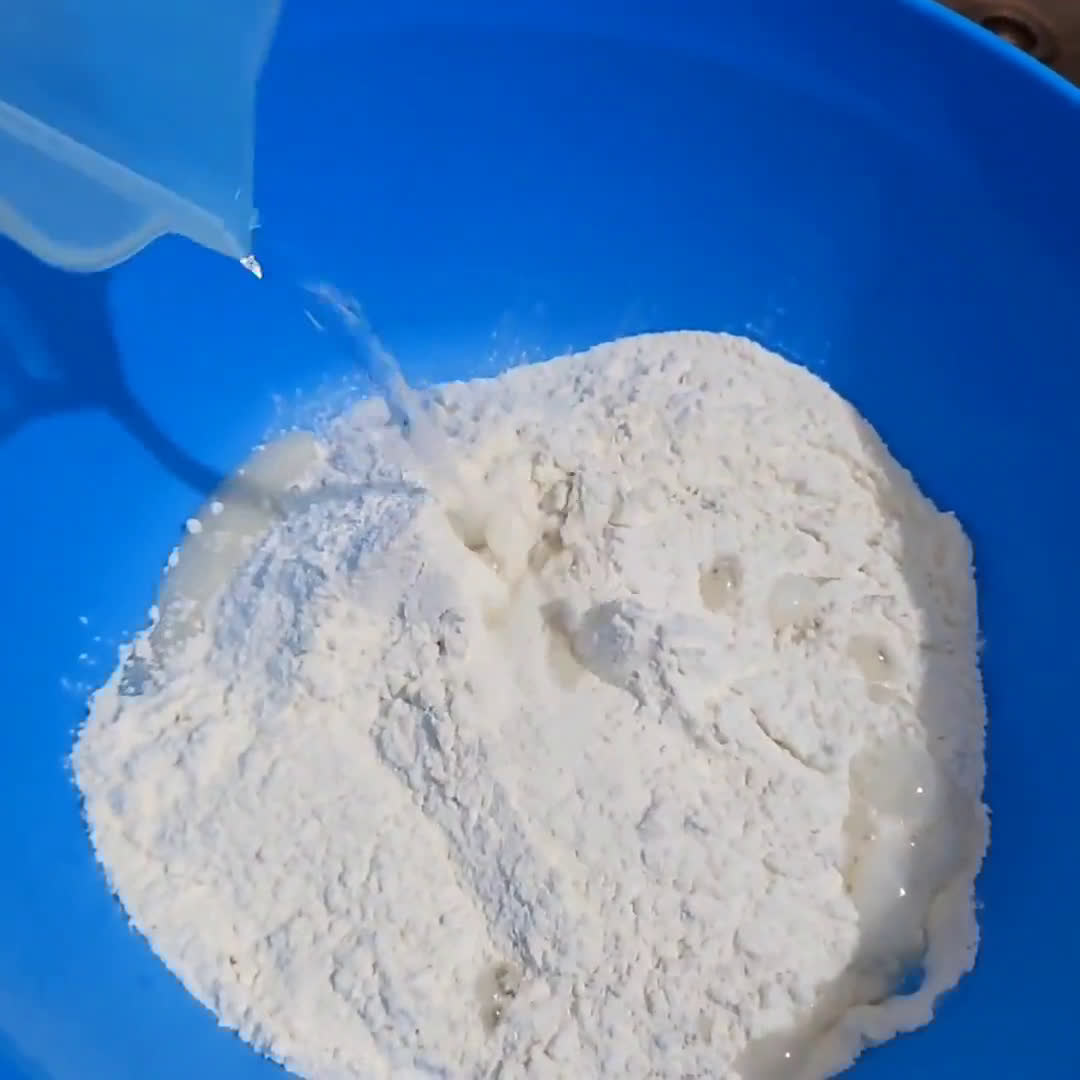 Foto langkah ke 2 dari resep Roti Isi Coklat Simple.