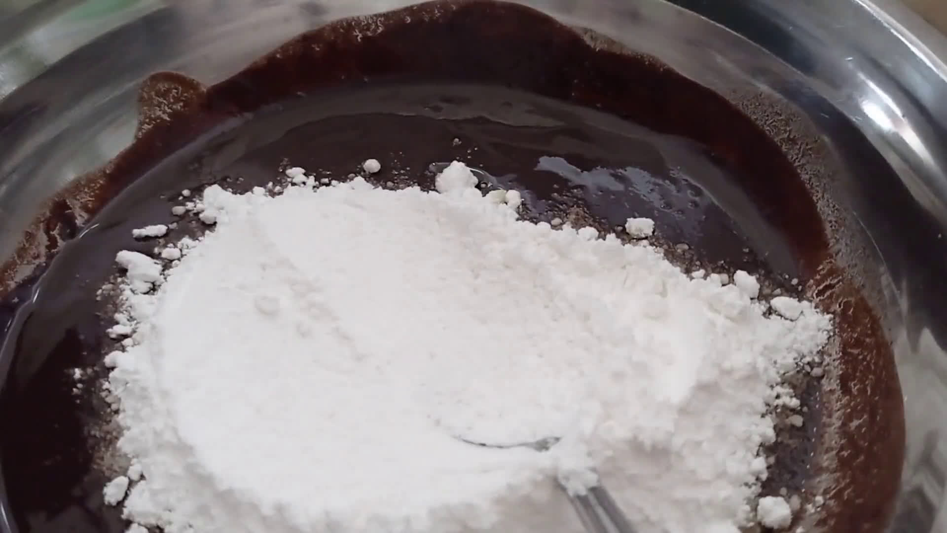 Foto langkah ke 2 dari resep Fudgy brownies shiny crust.