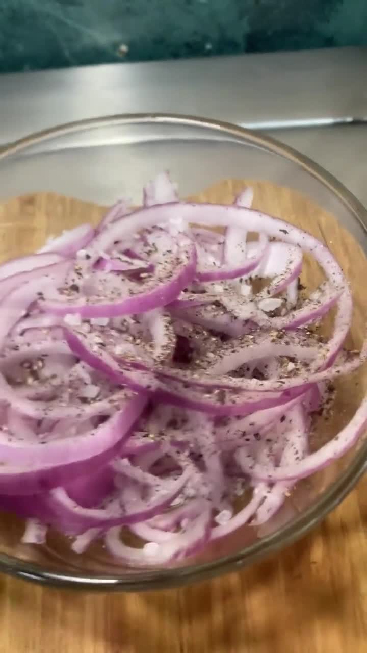 Foto del paso 3 de la receta: Cebollas Desflemadas con Sal de Grano y Pimienta Molida