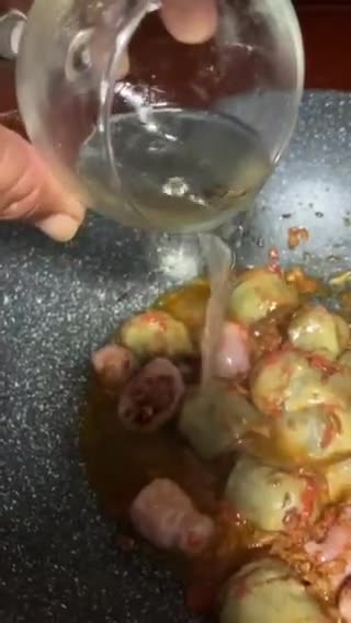 Foto del paso 7 de la receta: Alcachofas, con salchichas al vino
