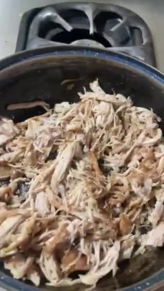 Foto del paso 3 de la receta: Cachete de cerdo 🐷 desebrado cocido con salsa de jitomate delicioso un sabor único rápido