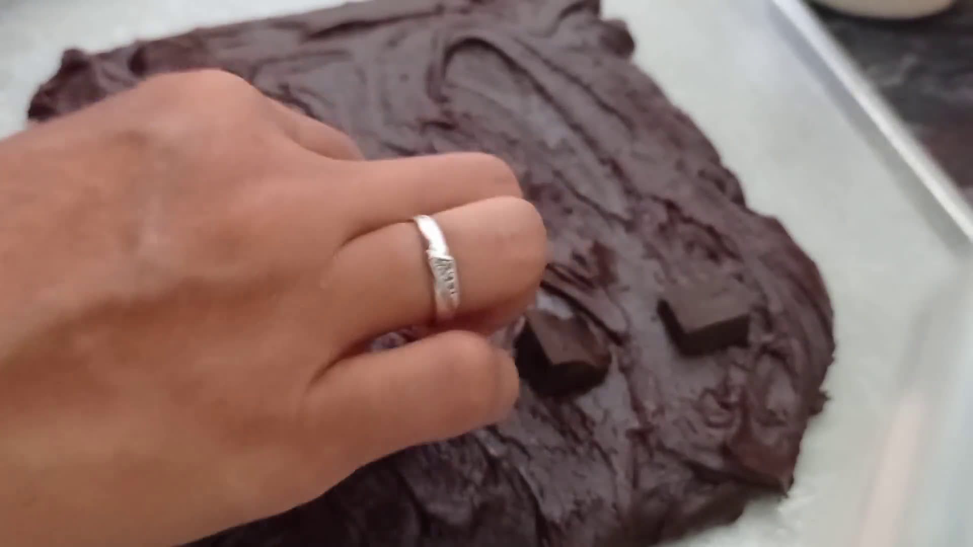 Foto langkah ke 5 dari resep Fudgy brownies shiny crust.