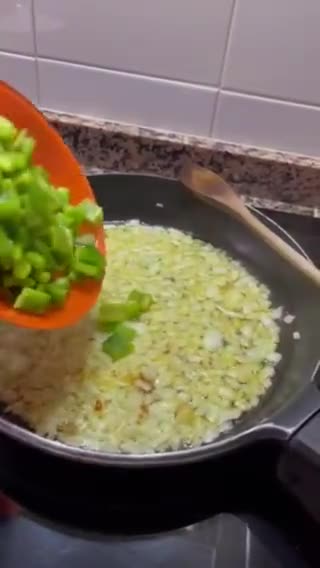 Foto del paso 2 de la receta: Langostinos estilo griego 🦐 🍅 🧅 🧀