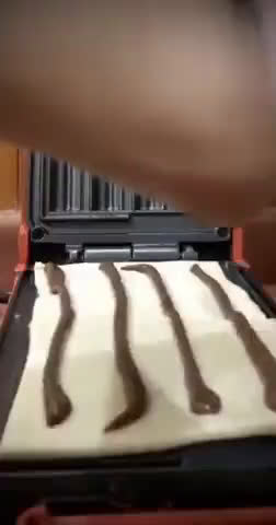 صورة لخطوة 3 من وصفة شوروز السينابون بالحجمين الميني والوسط 👌🏻