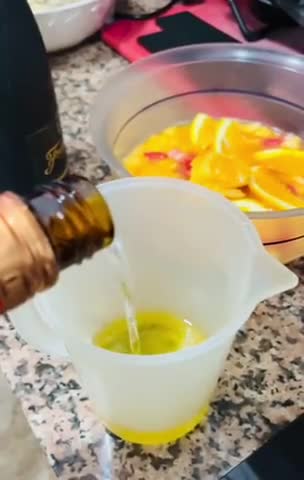 Foto del paso 2 de la receta: Sangría de Cava 🍾 🍑 🍋 🍊 🍓