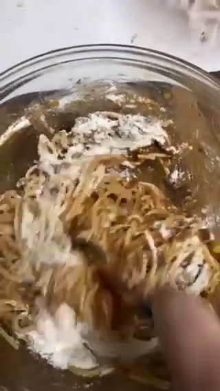 Foto del paso 2 de la receta: Tortilla de fideos de salsa boloñesa
